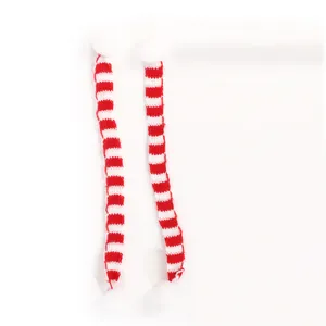 Detailweergave van rood-wit gestreepte mini-gebreide sjaals met witte pompons voor poppen.