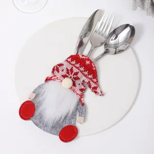 Portacubiertos de gnomo navideño con gorro rojo de punto y barba de pelo sintético