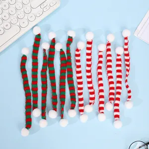 Mini gestreepte gebreide kerstsjaals met witte pompons voor decoratie van poppen en poppetjes