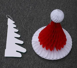 Dettaglio dell'albero di Natale in carta a nido d'ape e decorazione cappello Babbo Natale
