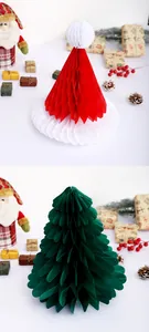 Dettaglio delle decorazioni natalizie in carta a nido d'ape, albero e cappello di festa