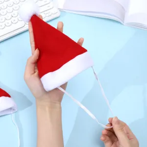 Kleiner rot-weißer Weihnachtshut für Haustiere mit verstellbarem Gummiband für Hunde und Katzen.