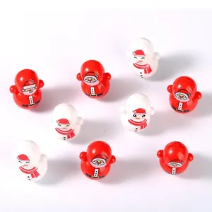 Groep van schattige kerst roly-poly speelgoed met kerstman en sneeuwpop ontwerpen