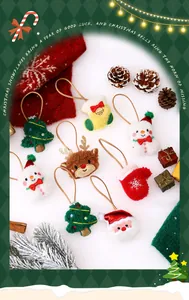 Vista detallada de varios colgantes navideños de felpa con Papá Noel y renos.