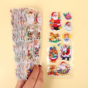 Dettaglio di adesivi natalizi 3D per bambini con Babbo Natale e motivi di renne