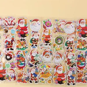 Dettaglio di adesivi natalizi 3D con Babbo Natale, renne e icone di pacchi regalo