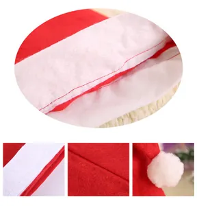 Dettagli del tessuto felpato e delle cuciture bianche di un classico cappello di Natale rosso.