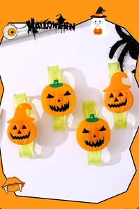 Detailansicht von mehreren leuchtenden Halloween-Kürbis-Armbändern als Geschenk für Kinder