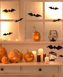 Griezelige Halloween-scène met zwarte 3D-vleermuis muurstickers op raam en verlichte pompoenen