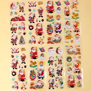 Primo piano di vari adesivi 3D natalizi con Babbo Natale e renne