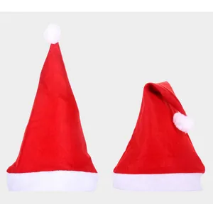 Vista dettagliata di due cappelli di Babbo Natale in peluche rosso con bordo bianco e pompon.