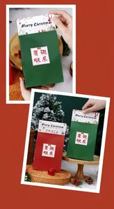 Vue détaillée de sacs cadeaux de Noël festifs en papier kraft pour bonbons et biscuits