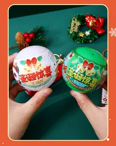 Vista dettagliata di portachiavi natalizi gashapon con simpatici cartoni animati.