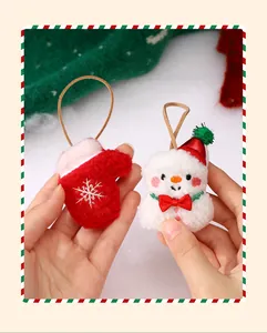 Primer plano de lindos adornos navideños de peluche de muñeco de nieve y manopla