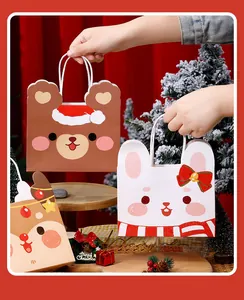 Hände halten niedliche Weihnachts-Geschenktüten aus Papier mit Tiermotiven