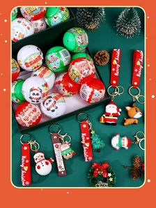 Collezione di portachiavi natalizi e regali gashapon con simpatici personaggi dei cartoni