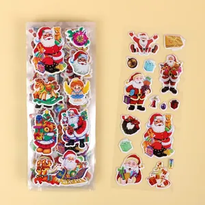 Vista dettagliata degli adesivi natalizi 3D con disegni di Babbo Natale e renne festive.