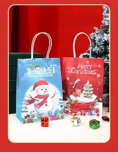 Primer plano de bolsas de regalo de Navidad de papel con dibujos de muñeco de nieve y reno