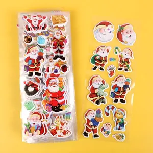 Vista dettagliata di adesivi 3D natalizi con vari design colorati di Babbo Natale