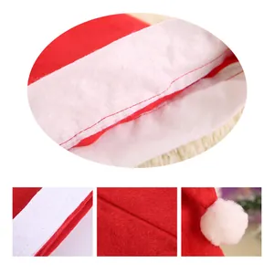 Viste dettagliate del cappello di Natale in peluche corto rosso e bianco con cuciture e pompon