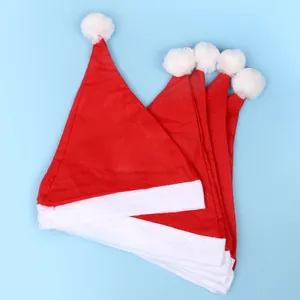 Set di classici cappelli di Babbo Natale in peluche rosso e bianco su sfondo blu