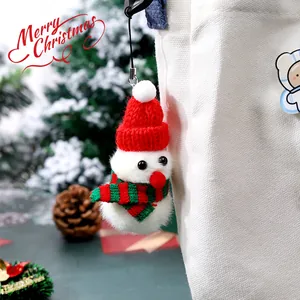 Süßer Plüsch-Schneemann Weihnachtsanhänger an weißer Stofftasche mit festlichem Hintergrund