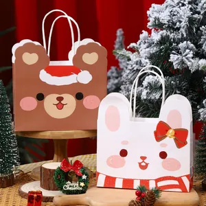 Set aus niedlichen Weihnachts-Geschenktüten aus Papier mit Bären- und Hasenmotiven
