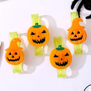 Leuchtende Halloween Kürbis Schnapparmbänder mit Hexenhüten für Kinder Geschenke.