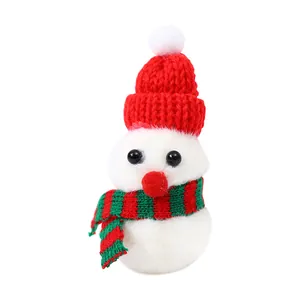 Mini-Plüsch-Weihnachtsschneemann mit roter Strickmütze und einem gestreiften Schal.