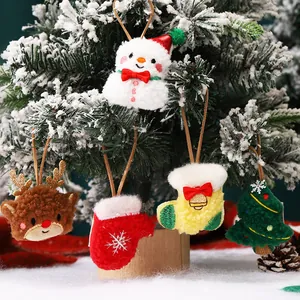 Juego de hermosos adornos navideños de peluche con muñeco de nieve y reno en un árbol