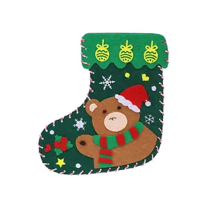 Calcetín navideño de fieltro verde con un lindo osito con gorro de Papá Noel.