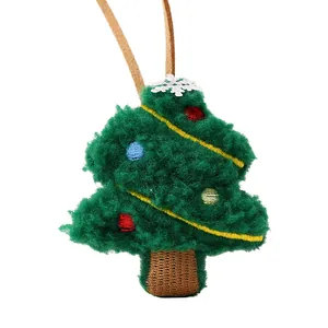 Lindo adorno de árbol de Navidad de felpa verde con bordados y dije de copo de nieve