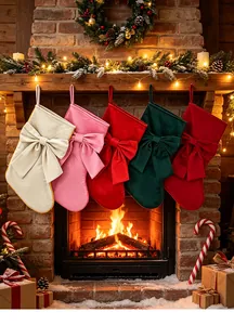 Calcetines de Navidad de terciopelo con lazos colgados en una chimenea acogedora