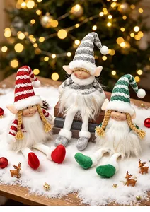 Plano detallado de tres muñecos elfos de Navidad a rayas en escena festiva
