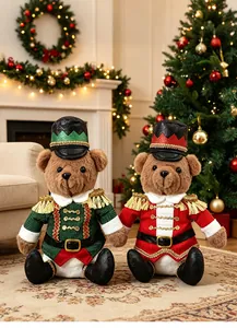 Vista detallada de dos osos de peluche soldados cascanueces en un ambiente de Navidad.