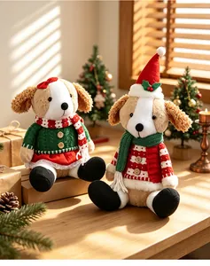 Peluche di cuccioli di Natale con maglioni e sciarpe festose su un tavolo decorato.