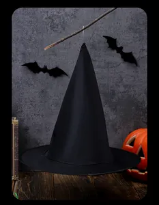 Détail d'un chapeau de sorcière noir en tissu Oxford dans un décor d'Halloween effrayant.