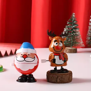 Detailansicht von aufziehbaren Weihnachtsmann- und Rentier-Spielzeugen für Kinder