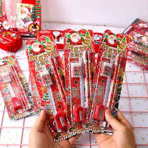Detailansicht des weihnachtlichen Schreibwarensets für Kinder mit Bleistift und Lineal.