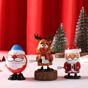 Nahaufnahme von aufziehbaren Weihnachtsmann- und Rentier-Spielzeugen für Geschenke