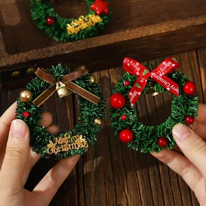 Künstliche Weihnachts-Mini-Kränze mit Schleifen als festliche Kühlschrank-Magneten.