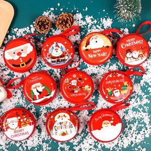 Variété de porte-monnaie de Noël ronds rouges avec des motifs festifs de Père Noël