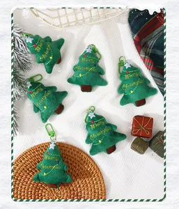 Set di sei graziosi portachiavi a forma di albero di Natale in peluche con ricamo
