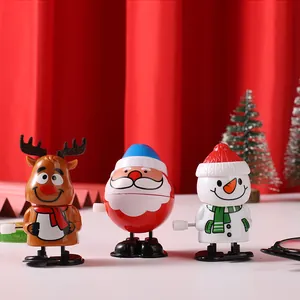 Detailansicht von drei Weihnachts-Aufziehspielzeugen mit Weihnachtsmann, Schneemann und Rentier.