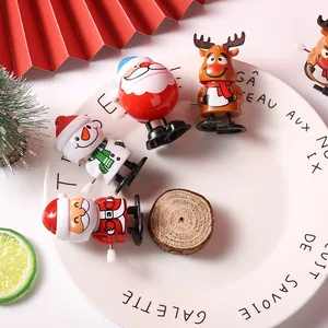 Verschiedene festliche Weihnachts-Aufziehspielzeuge mit Weihnachtsmann und Schneemann.