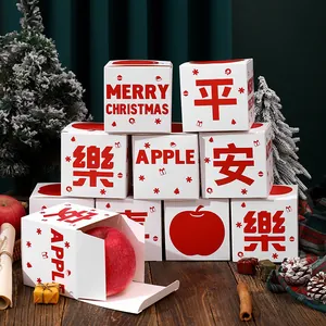 Scatole regalo di Natale per mele con testo Merry Christmas e grafica a mela.