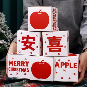 Set di scatole regalo di Natale rosse e bianche con motivi di mele e decori festivi