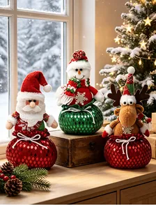 Detalle de muñecos de peluche navideños sobre bolsas de regalo con lentejuelas