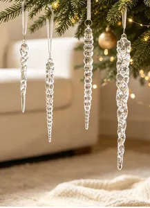Detalle de adornos navideños de carámbanos transparentes colgados en un árbol