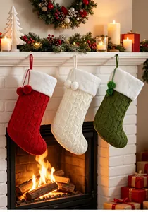 Set van drie gebreide kerstsokken die aan een zeer gezellige warme schouw hangen